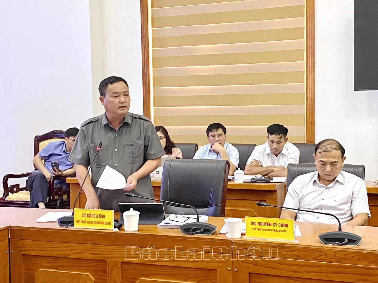 Đồng chí Giàng A Tính - Ủy viên Ban Thường vụ Tỉnh ủy, Phó Chủ tịch UBND tỉnh phát biểu tại cuộc họp.